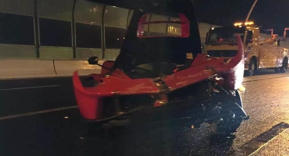 19 Yaşındaki Genç 11 Milyon TL’lik Otomobili Paramparça Etti