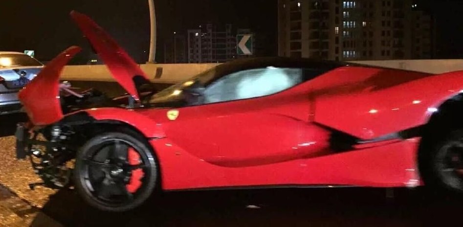 19 Yaşındaki Genç 11 Milyon TL’lik Otomobili Paramparça Etti