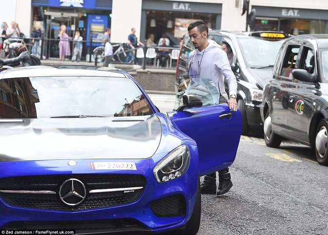 Her Köşe Başında Lüks Araçlar