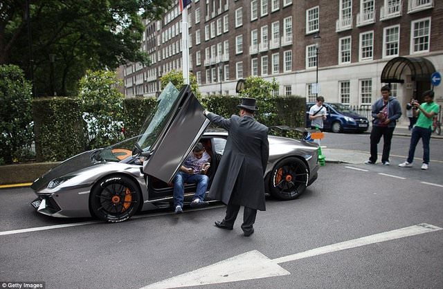 Her Köşe Başında Lüks Araçlar