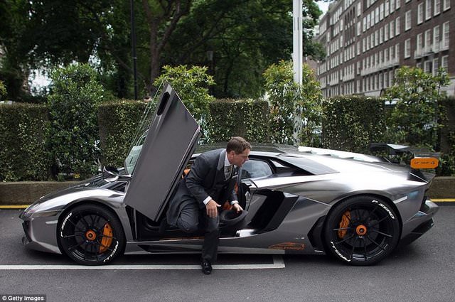 Her Köşe Başında Lüks Araçlar