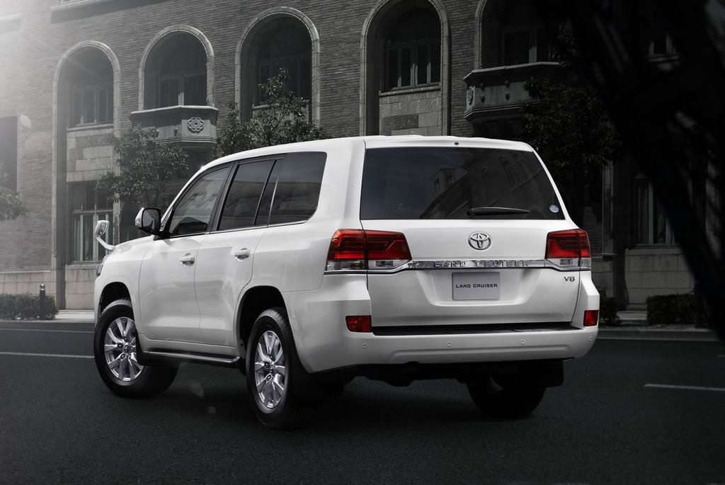 Land Cruiser Makyajlandı