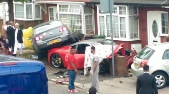 Kiralık Ferrari’yle Passat’ın Altına Girdi