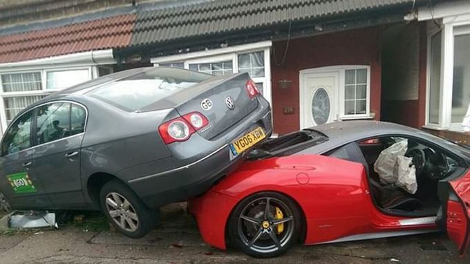 Kiralık Ferrari’yle Passat’ın Altına Girdi