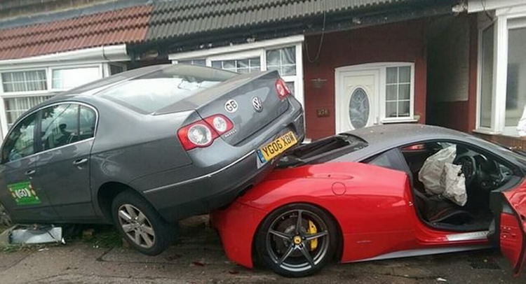 Kiralık Ferrari’yle Passat’ın Altına Girdi