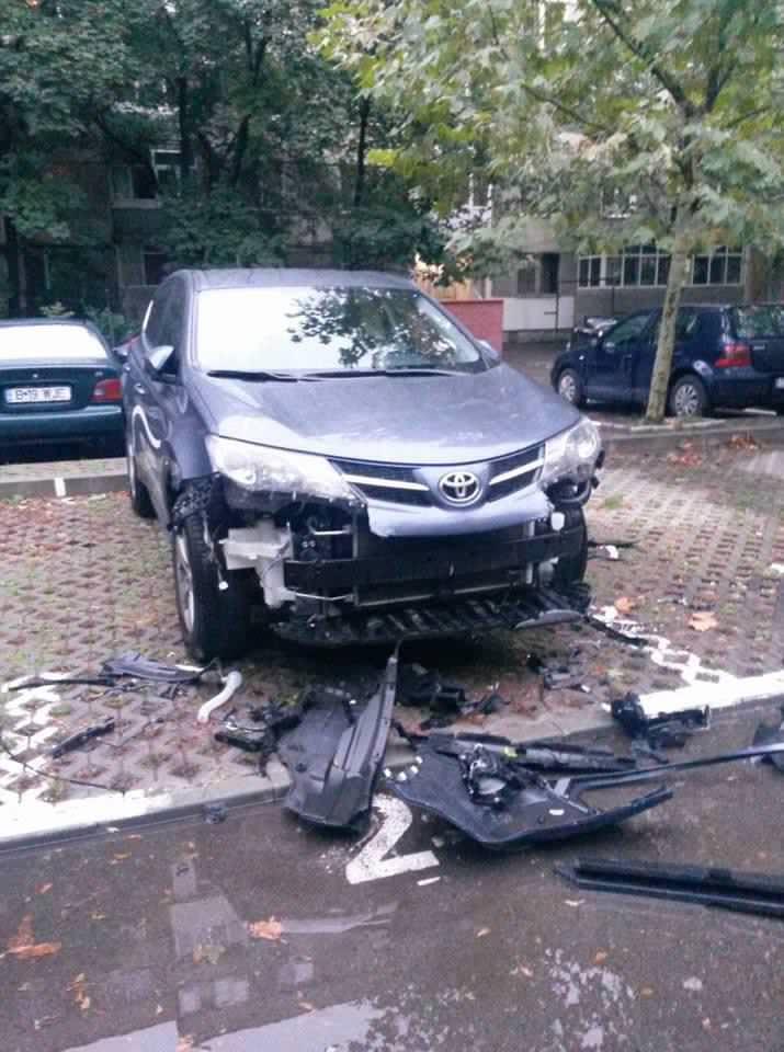 Aç Köpekler Toyota Rav4'ü Yedi