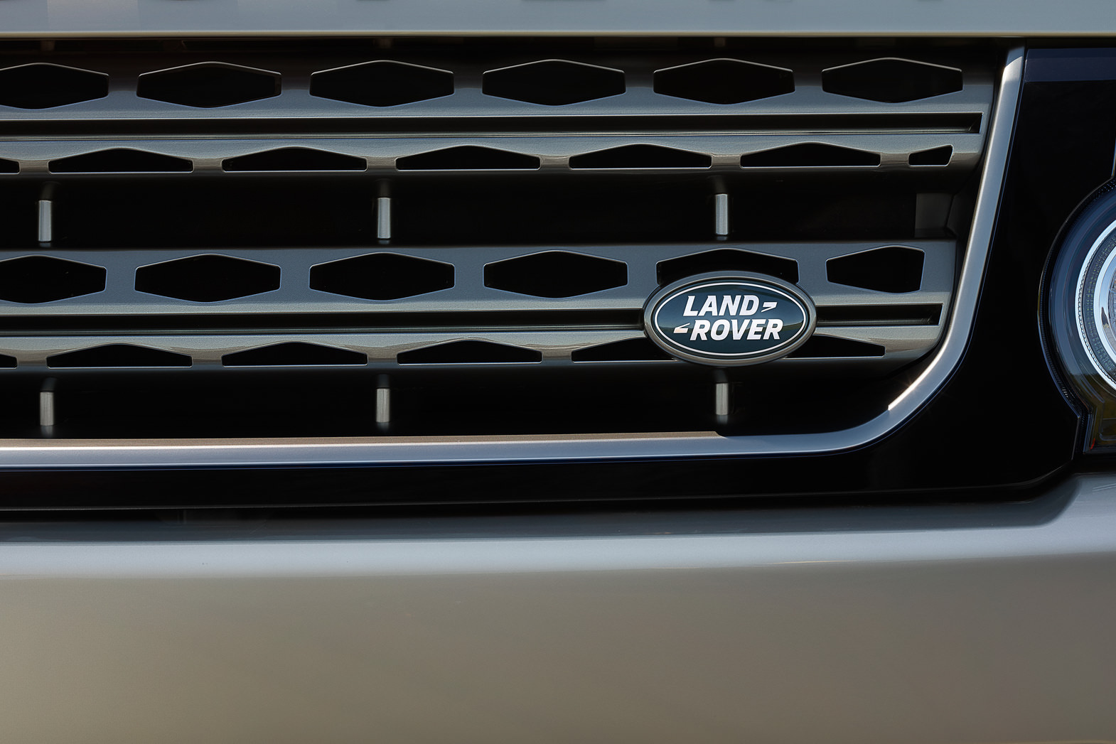 Land Rover'dan İki Özel Model