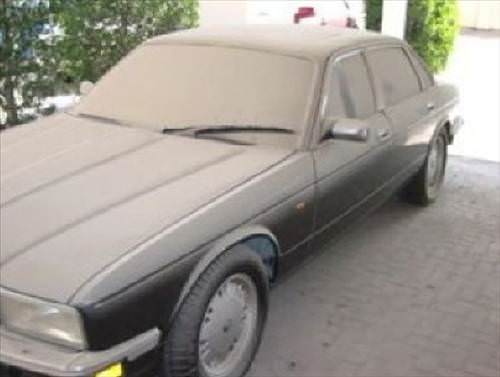 Anahtar üzerinde terk edilmiş lüks otolar