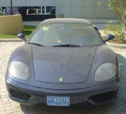 Anahtar üzerinde terk edilmiş lüks otolar