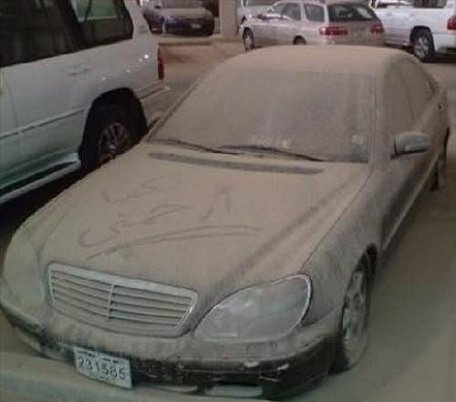 Anahtar üzerinde terk edilmiş lüks otolar