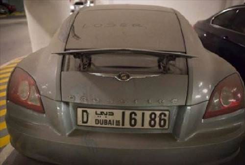 Anahtar üzerinde terk edilmiş lüks otolar