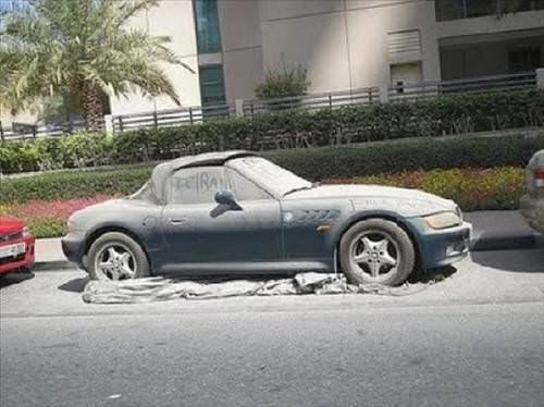 Anahtar üzerinde terk edilmiş lüks otolar