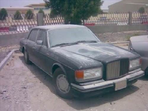 Anahtar üzerinde terk edilmiş lüks otolar