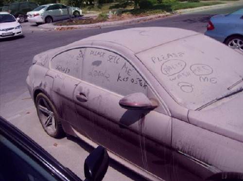 Anahtar üzerinde terk edilmiş lüks otolar