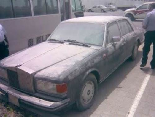 Anahtar üzerinde terk edilmiş lüks otolar