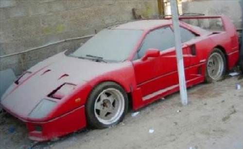 Anahtar üzerinde terk edilmiş lüks otolar