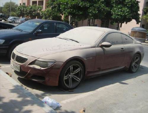 Anahtar üzerinde terk edilmiş lüks otolar