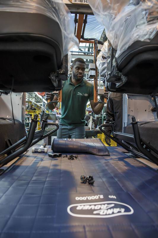 İki Milyonuncu Land Rover Defender Açık Arttırmada Satıldı
