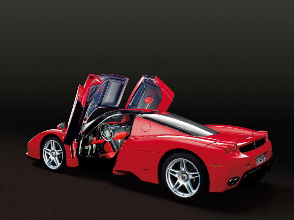 Dubai Polisi Ferrari Enzo’yu Satamıyor