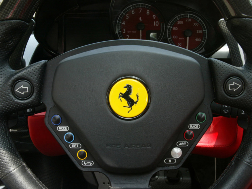 Dubai Polisi Ferrari Enzo’yu Satamıyor