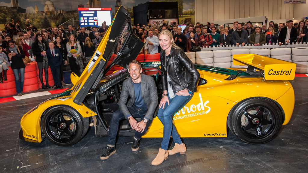 2016 Londra Klasik Otomobil Fuarı’nda Birbirinden Güzel Otomobiller Sergilendi