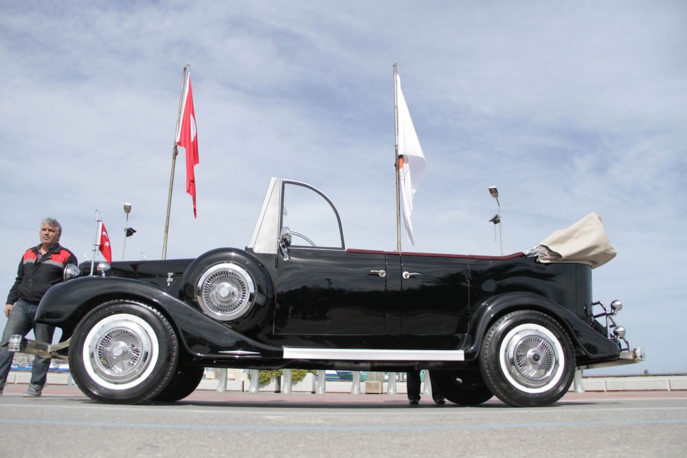 Atatürk'ün Makam Aracının Benzerini Yaptı