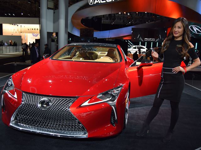 2016 New York Otomobil Fuarı Güzelleri