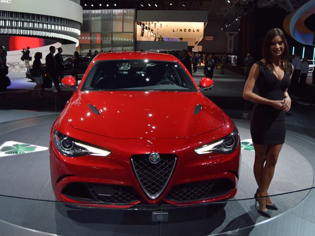 2016 New York Otomobil Fuarı Güzelleri