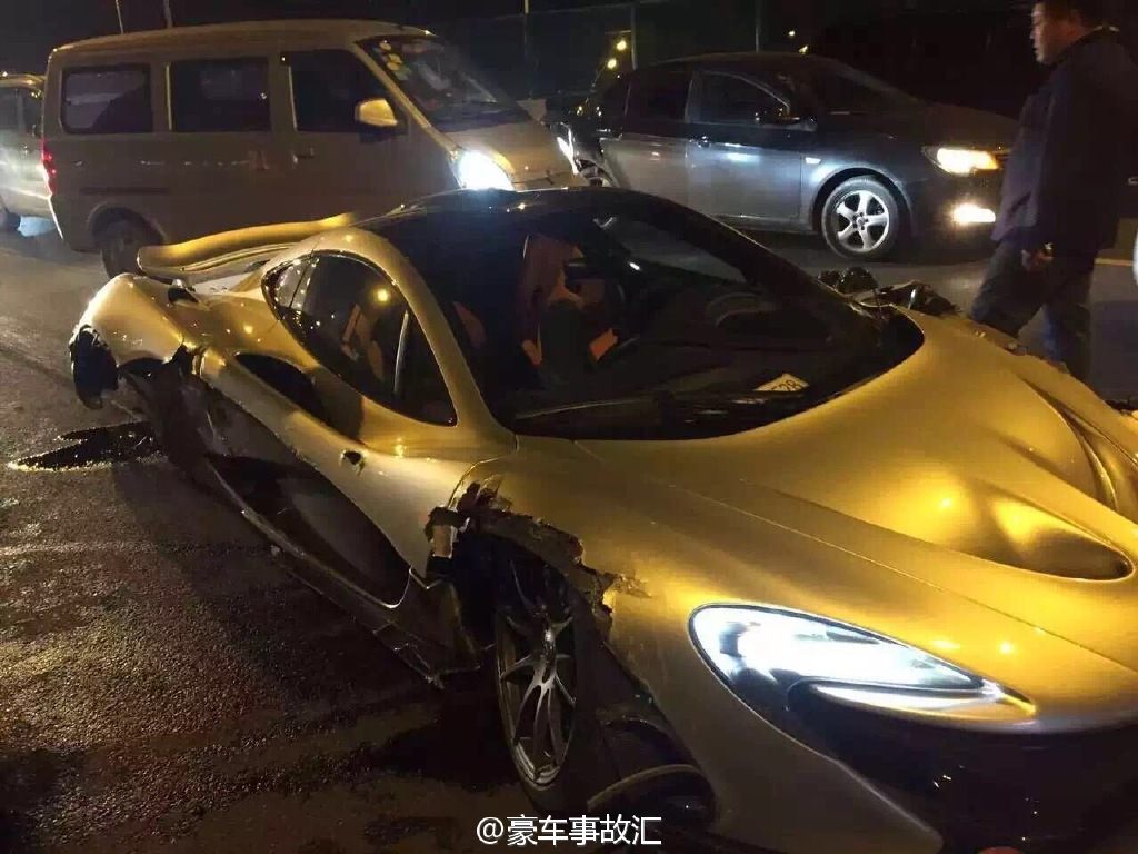 2 Milyon Dolarlık McLaren Parçalandı
