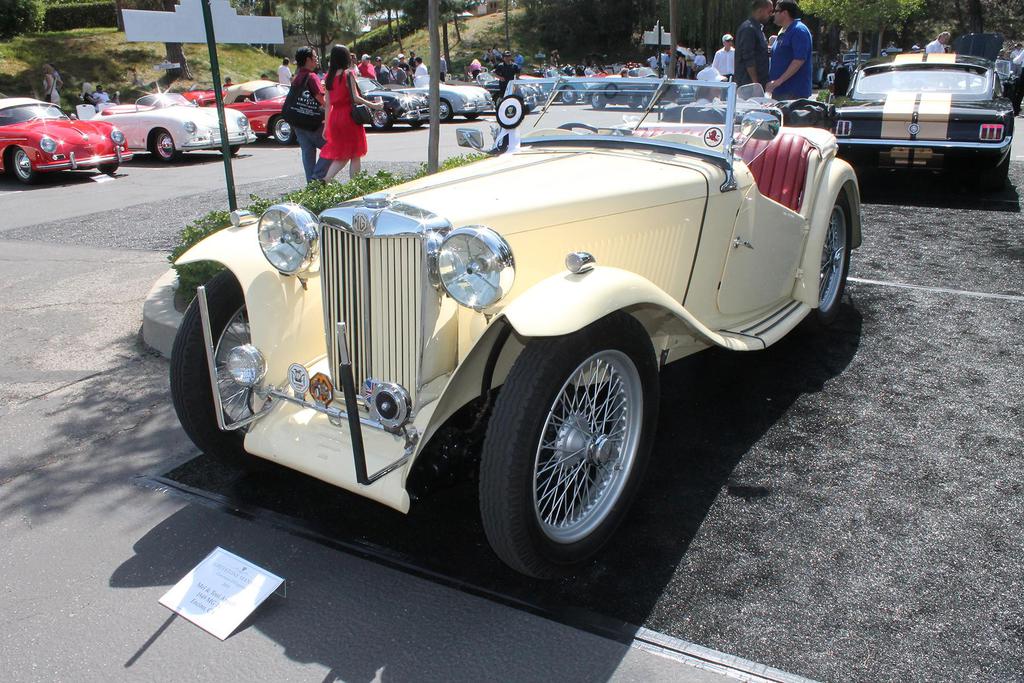 Beverly Hills’te Klasik Otomobil Şovu