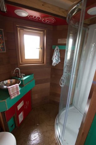 Kendi Enerjisini Üreten İki Katlı Karavan