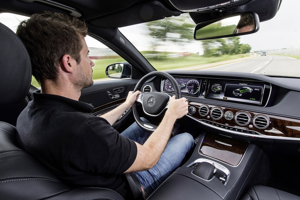Mercedes Kablosuz Şarjı Hayata Geçiriyor