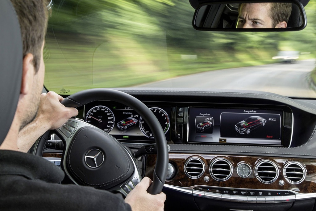 Mercedes Kablosuz Şarjı Hayata Geçiriyor
