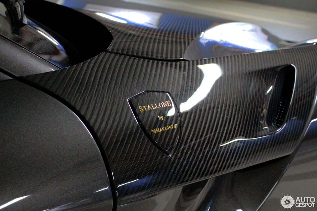 Podolski’nin Süper Otomobili Otoparkta Görüntülendi