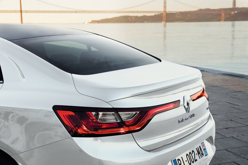 Efsane Geri Dönüyor : Yeni Renault Megane Sedan