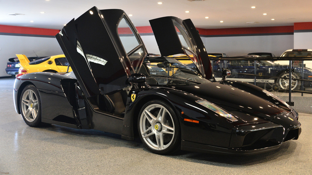 Parlak Siyah Renkteki Enzo Satışa Çıkıyor