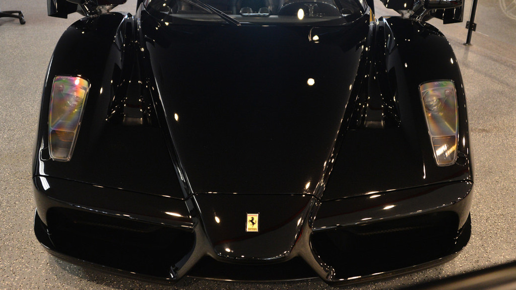 Parlak Siyah Renkteki Enzo Satışa Çıkıyor