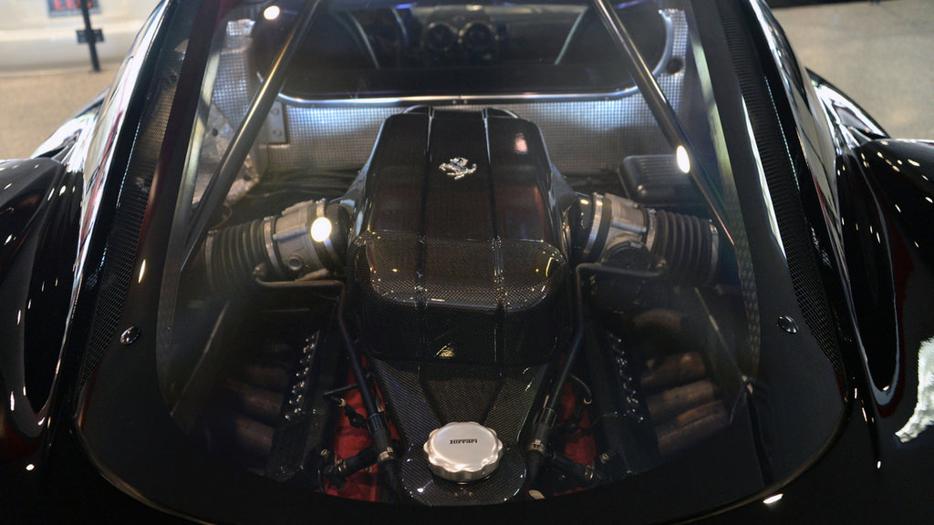 Parlak Siyah Renkteki Enzo Satışa Çıkıyor