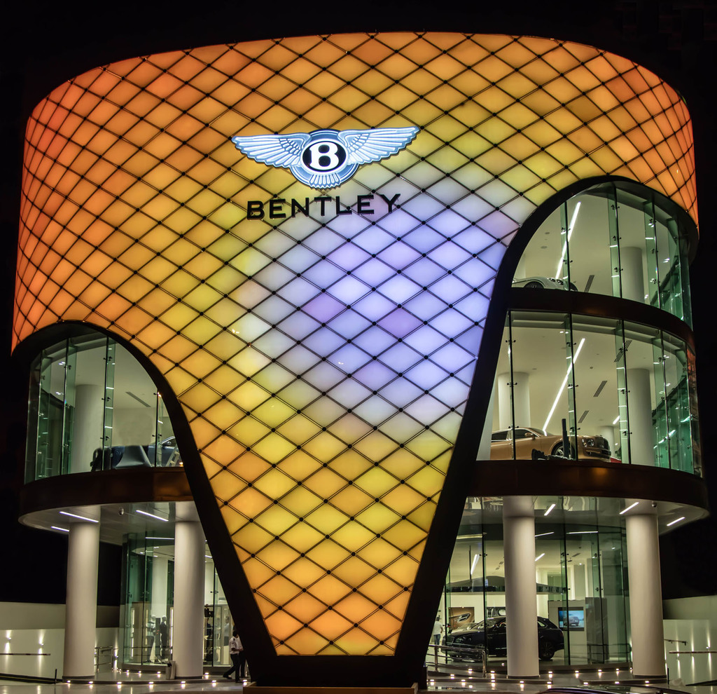 Dünyanın En Büyük Bentley Showroom'u Açıldı