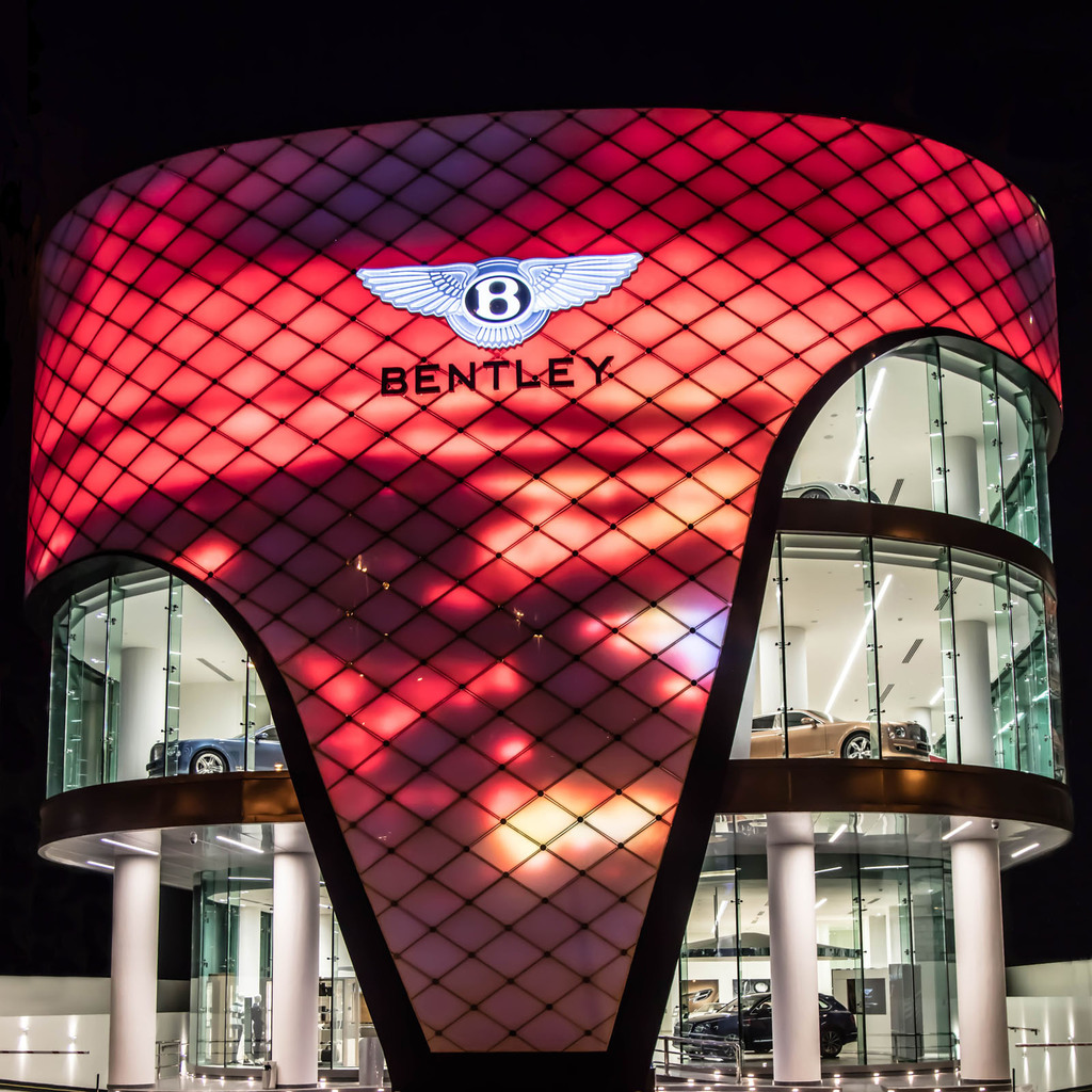 Dünyanın En Büyük Bentley Showroom'u Açıldı