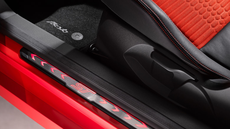 Ford’un Yeni Sporcuları: Focus ST ve Fiesta ST