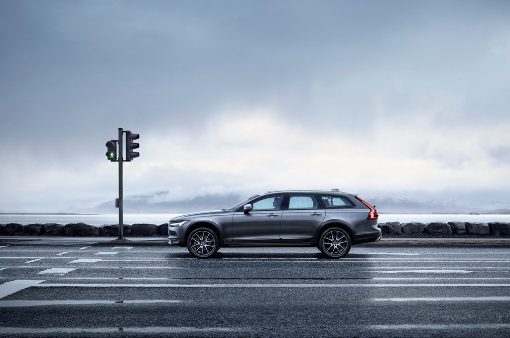 Yerden Yüksek Volvo V90
