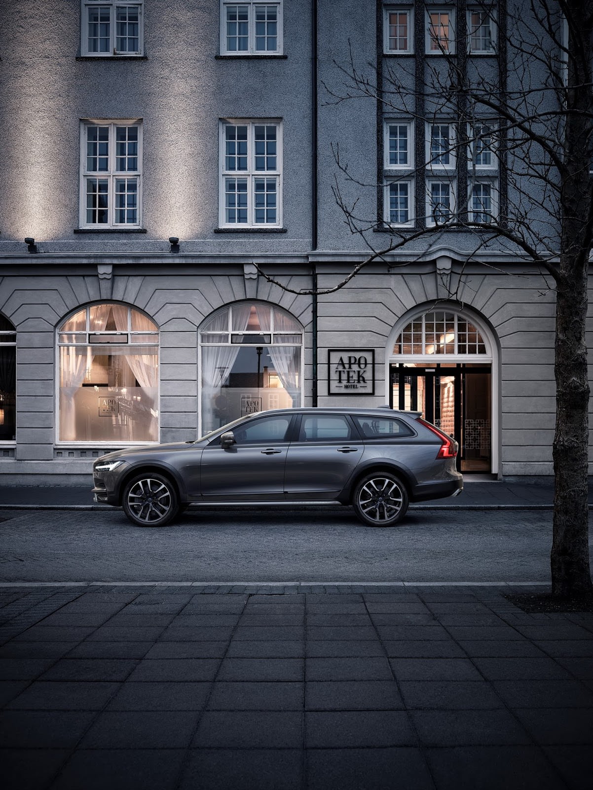 Yerden Yüksek Volvo V90