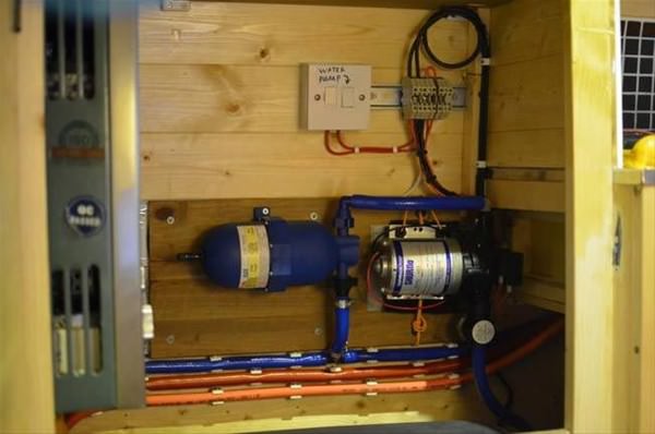 Oysa eski bir kamyonetti!