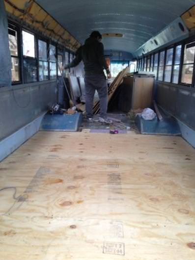 Oysa eski bir kamyonetti!