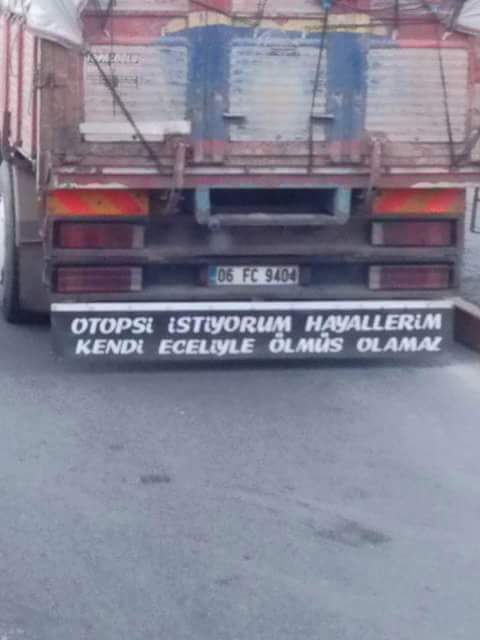 Araçlarına yazdıklarıyla fenomen oldular!