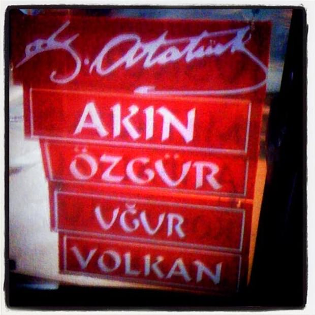 Araçlarına yazdıklarıyla fenomen oldular!