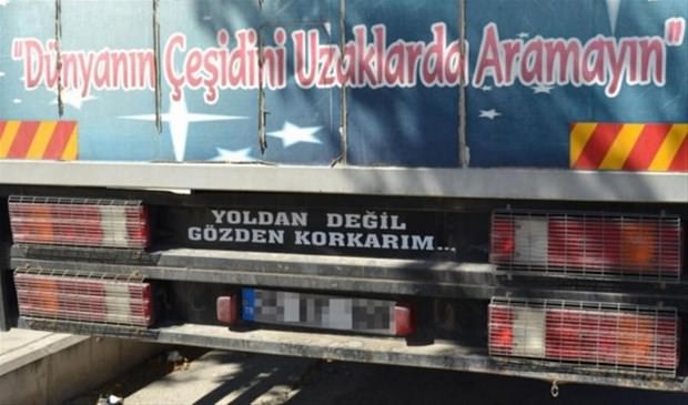 Araçlarına yazdıklarıyla fenomen oldular!