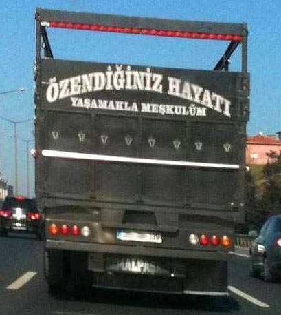 Araçlarına yazdıklarıyla fenomen oldular!
