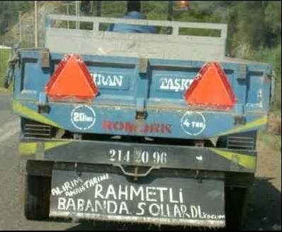 Araçlarına yazdıklarıyla fenomen oldular!